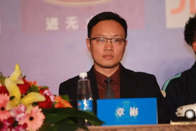 他的画面随着冷醋的生活跳动，他的摄影机似乎极为紧张，几乎歇斯底里地忽儿跳到这儿，忽儿冲到那儿，好像没有足够的时间去捕捉刹那间的美或丑。